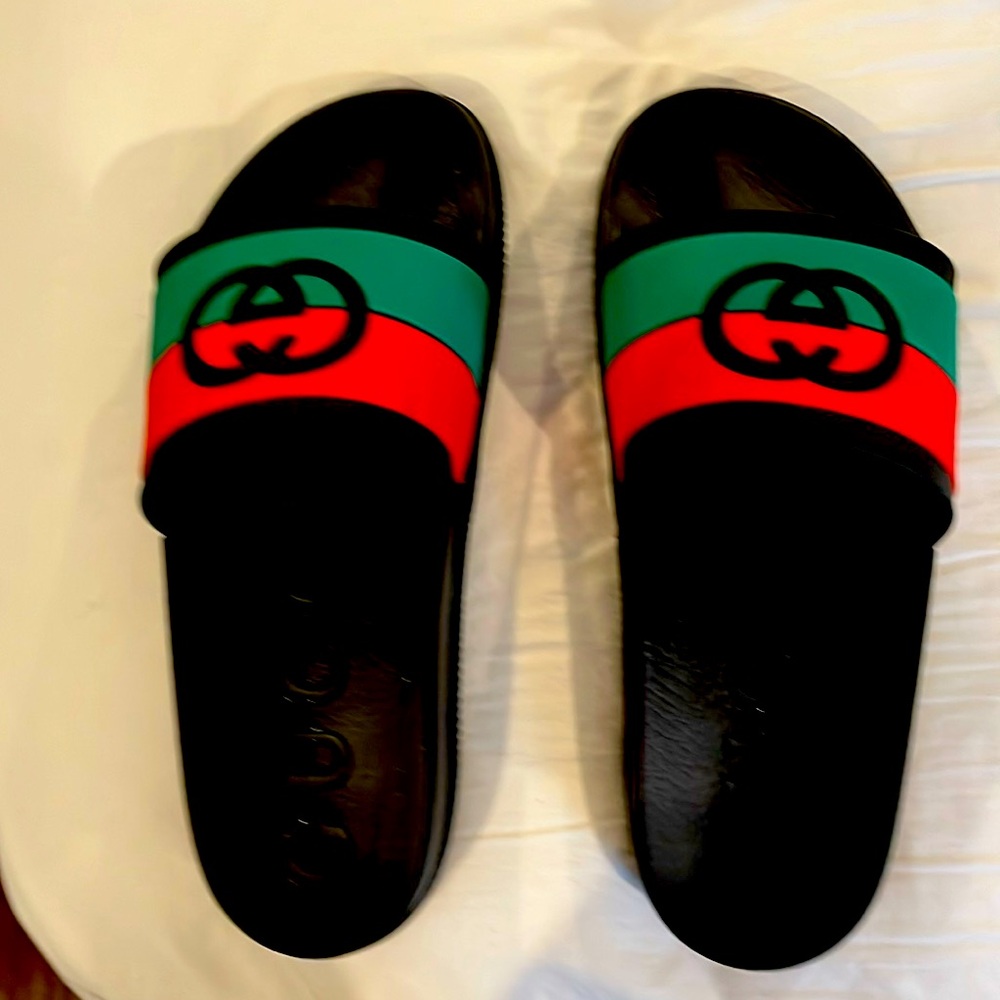 Gucci “Agrado” rubber slides, signature stripes w interlocking G , made in Italy